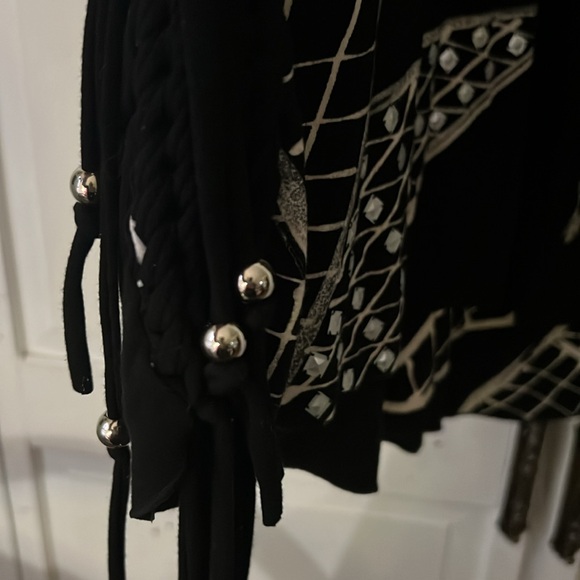 Mesh sleeve graphic tea with sequins and beads - Picture 3 of 6